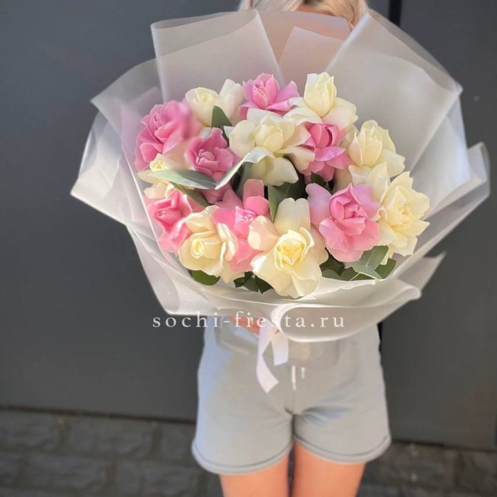 15 бело-розовых роз в Ярославле