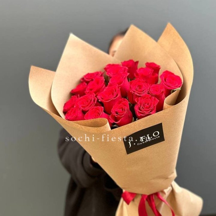 19 красных роз в крафте в Ярославле
