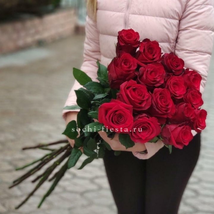 15 высоких красных роз в Ярославле