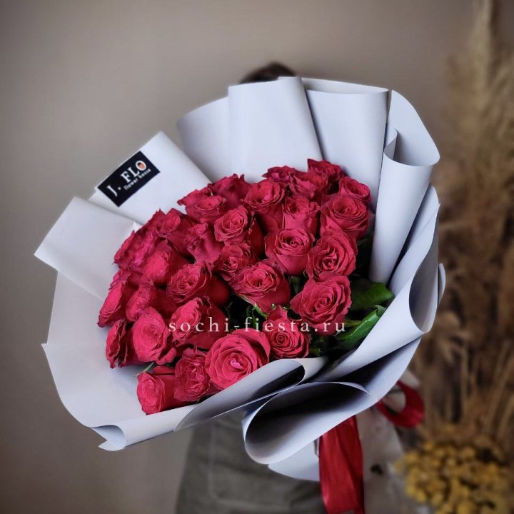 Красные розы 33 шт в Ярославле