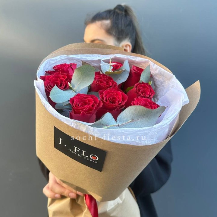 9 роз с эвкалиптом в Ярославле