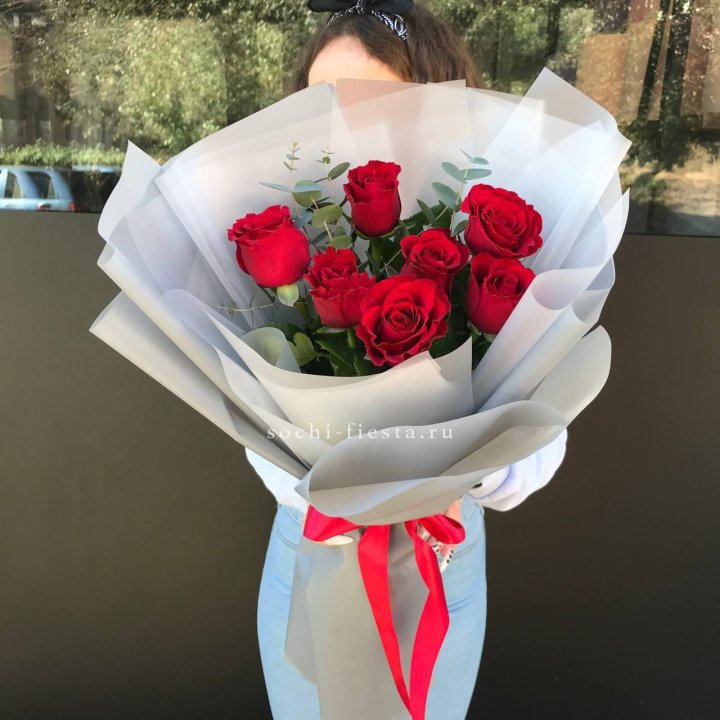 7 красных роз с эвкалиптом  в Ярославле