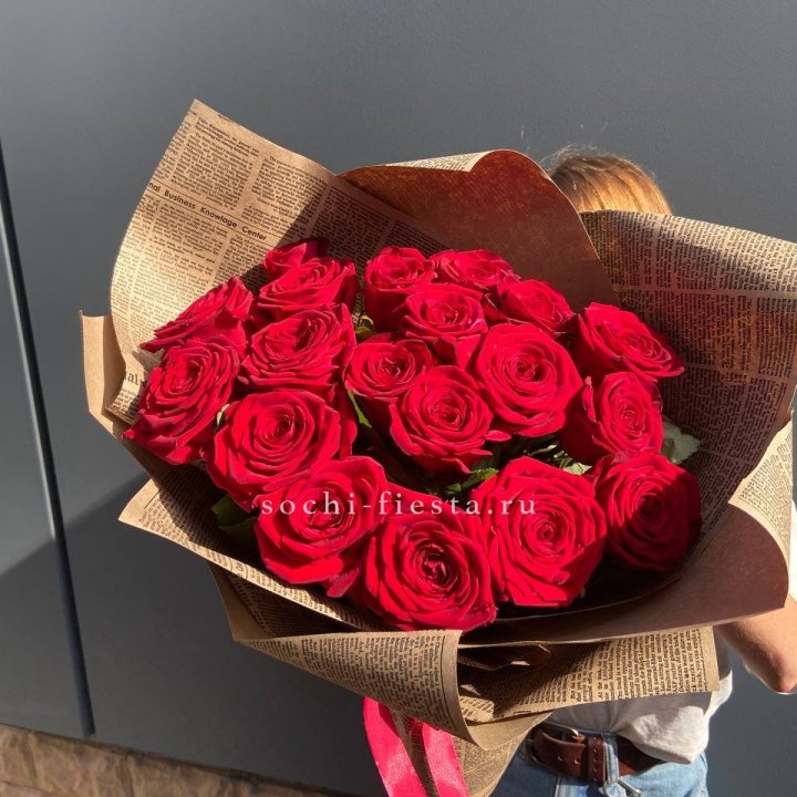 19 красных роз Леди Крафт в Ярославле
