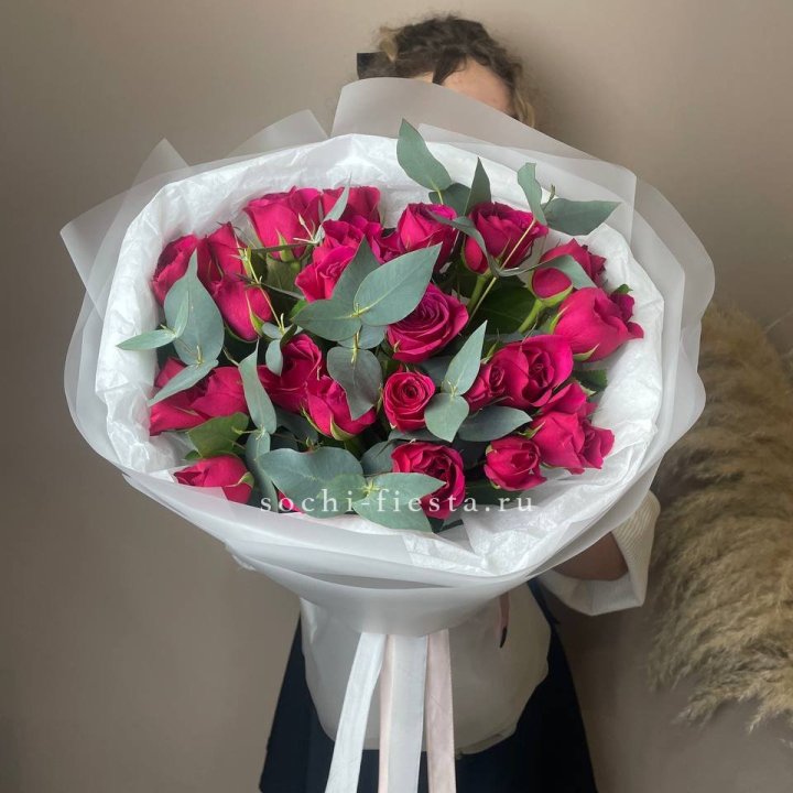 25 малиновых роз с эвкалиптом в Ярославле