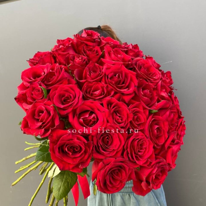 35 красных роз под ленту с доставкой в Ярославле