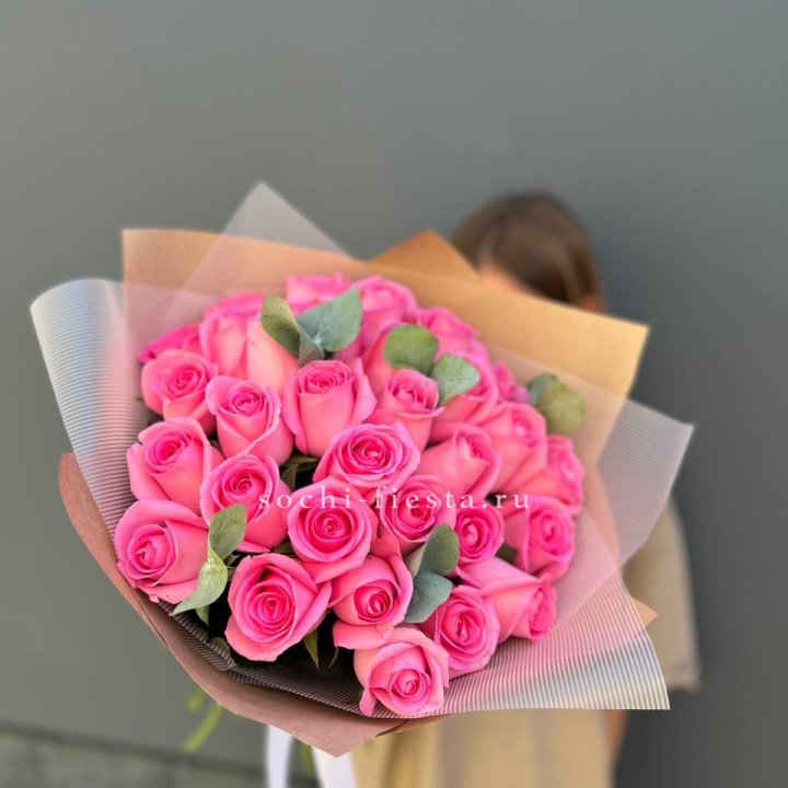 31 розовая роза с эвкалиптом в Ярославле