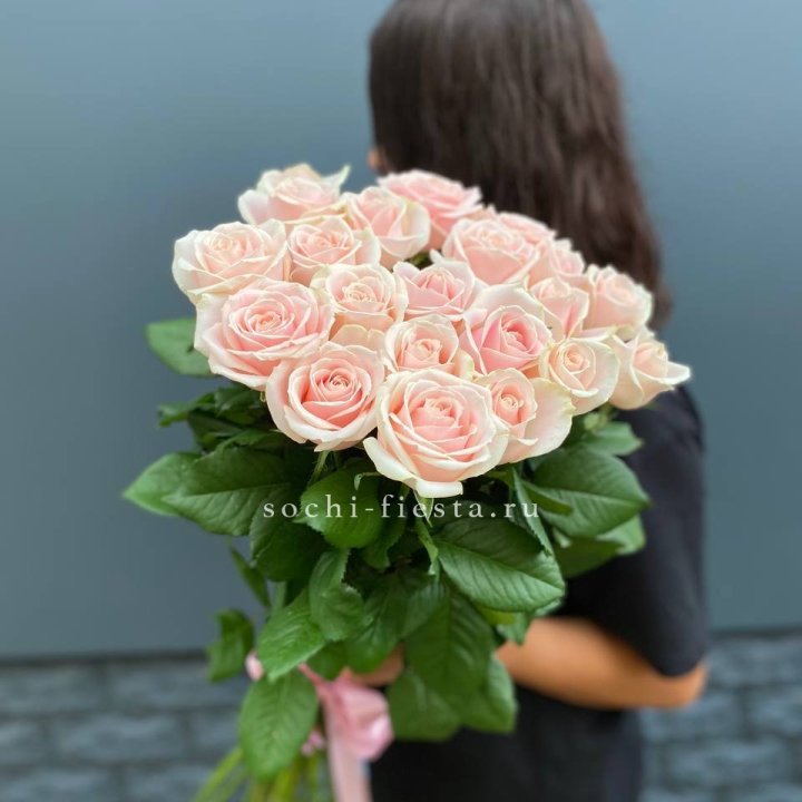 Высокие розовые розы в Ярославле