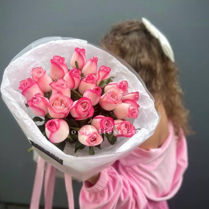 21 розовые розы Венди  в оформлении в Ярославле