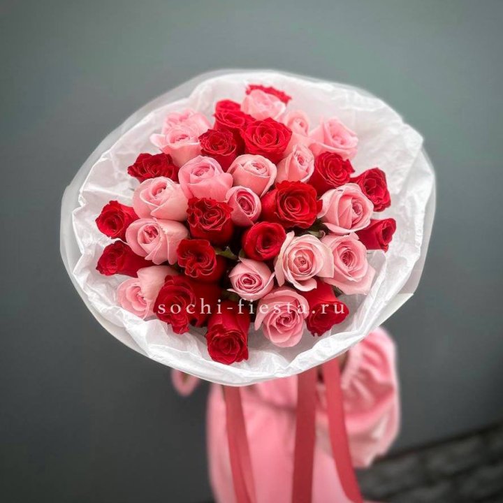 Букет красных и розовых 35 роз в Ярославле