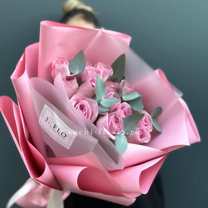 15 Розовых роз с эвкалиптом в Ярославле