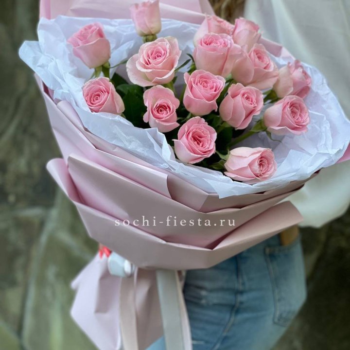 Розовые розы в авторском оформлении с доставкой в Ярославле