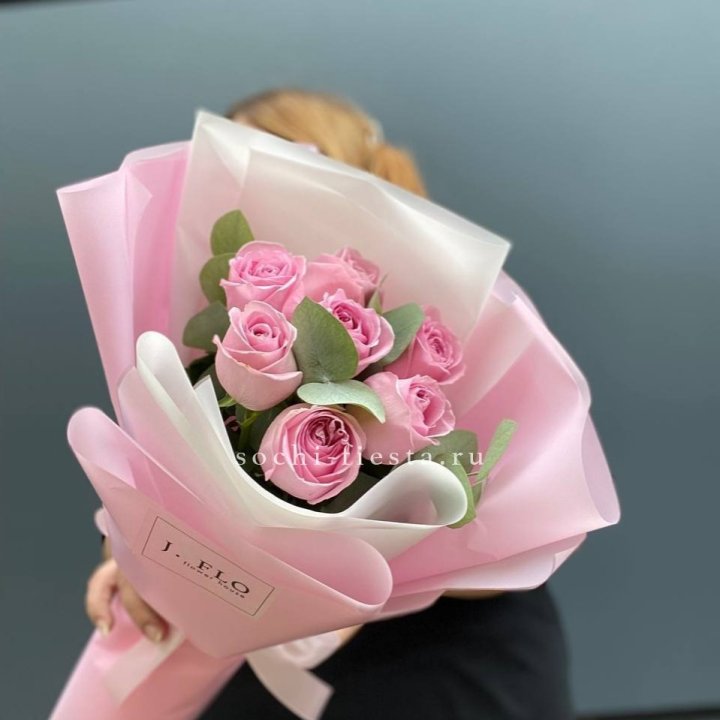 7 розовых роз с эвкалиптом в Ярославле