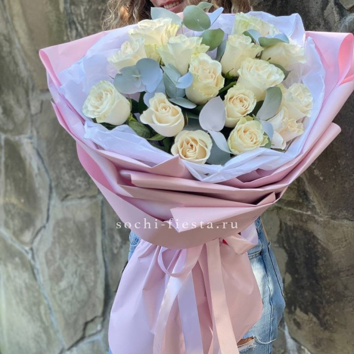 Белые розы в авторском оформлении с доставкой в Ярославле