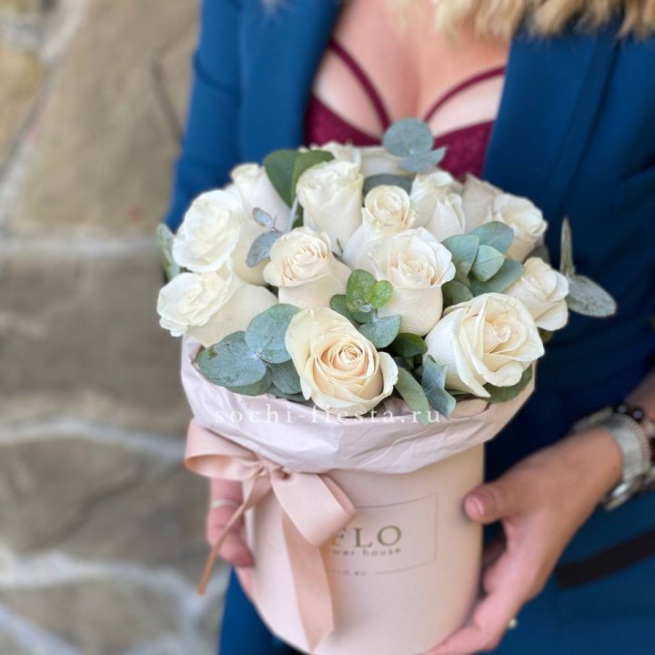 Цилиндр из белых роз в Ярославле