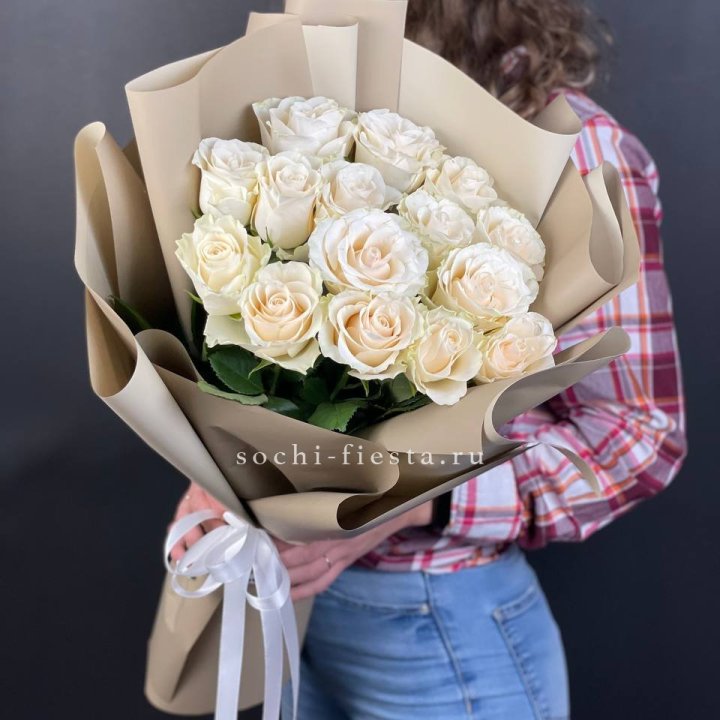 15 белых роз кофе в Ярославле