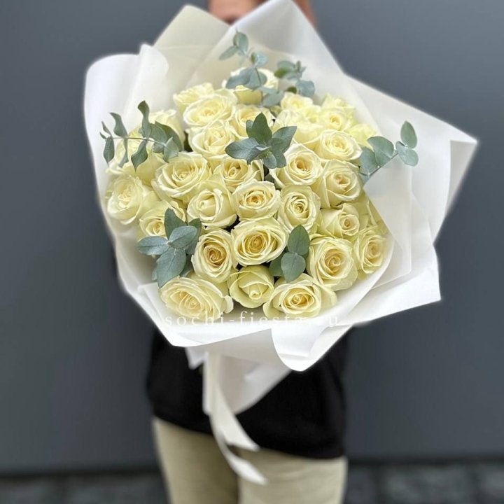 31 белая роза с эвкалиптом в Ярославле