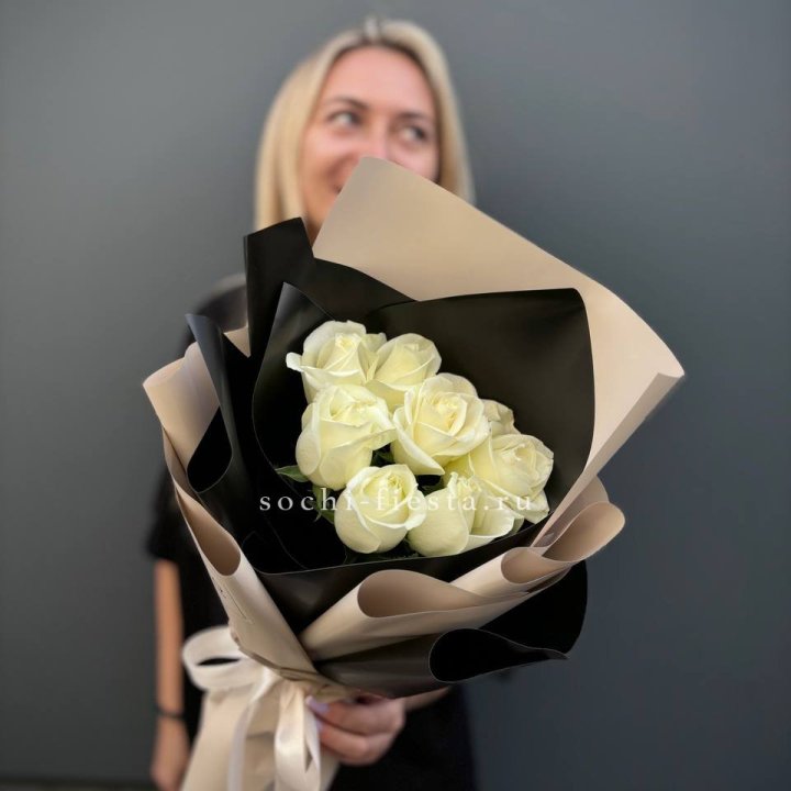 7 белых роз Иммерсив в Ярославле