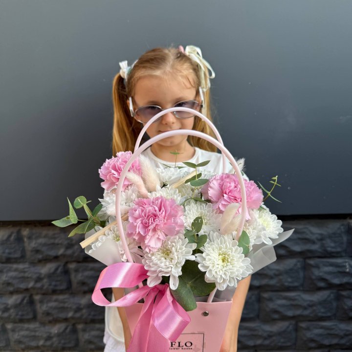 Сумочка из стойких хризантем и диантуса в Ярославле