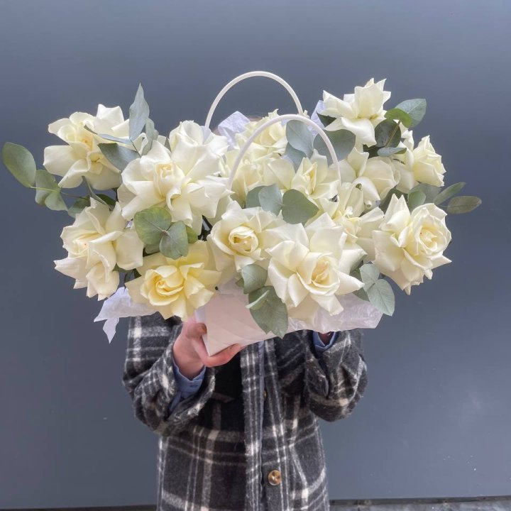 15 белых роз в сумочке в Ярославле