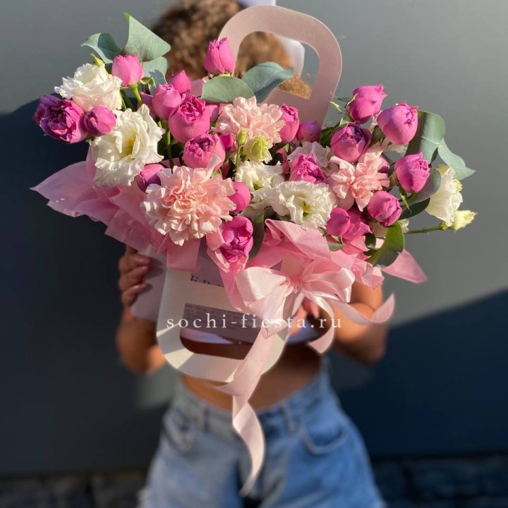 Сумочка с кустовой розой и диантусами в Ярославле