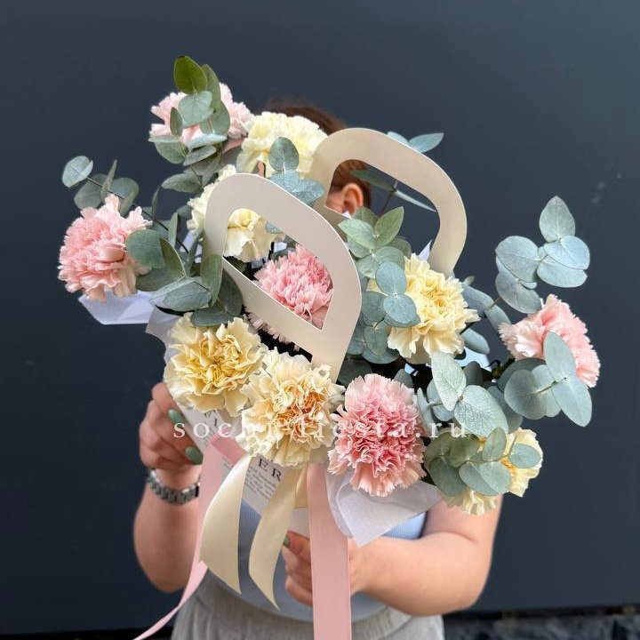 Сумочка из диантусов в Ярославле