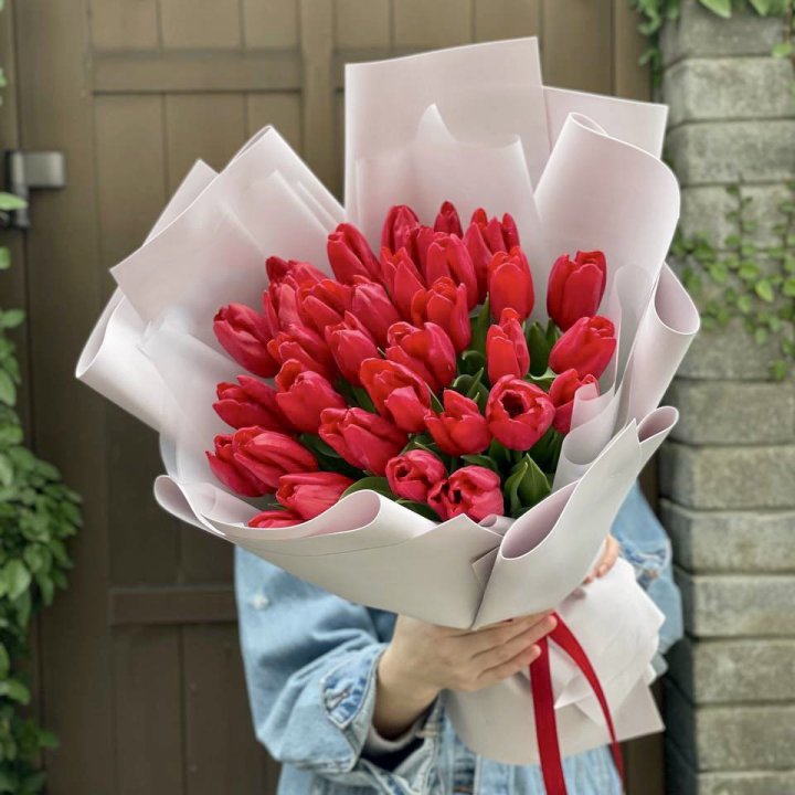35 красных тюльпанов в Ярославле
